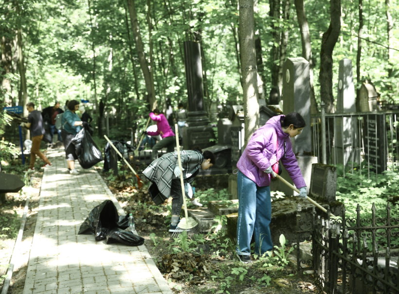 Воскресник по уборке Еврейского кладбища Петербурга